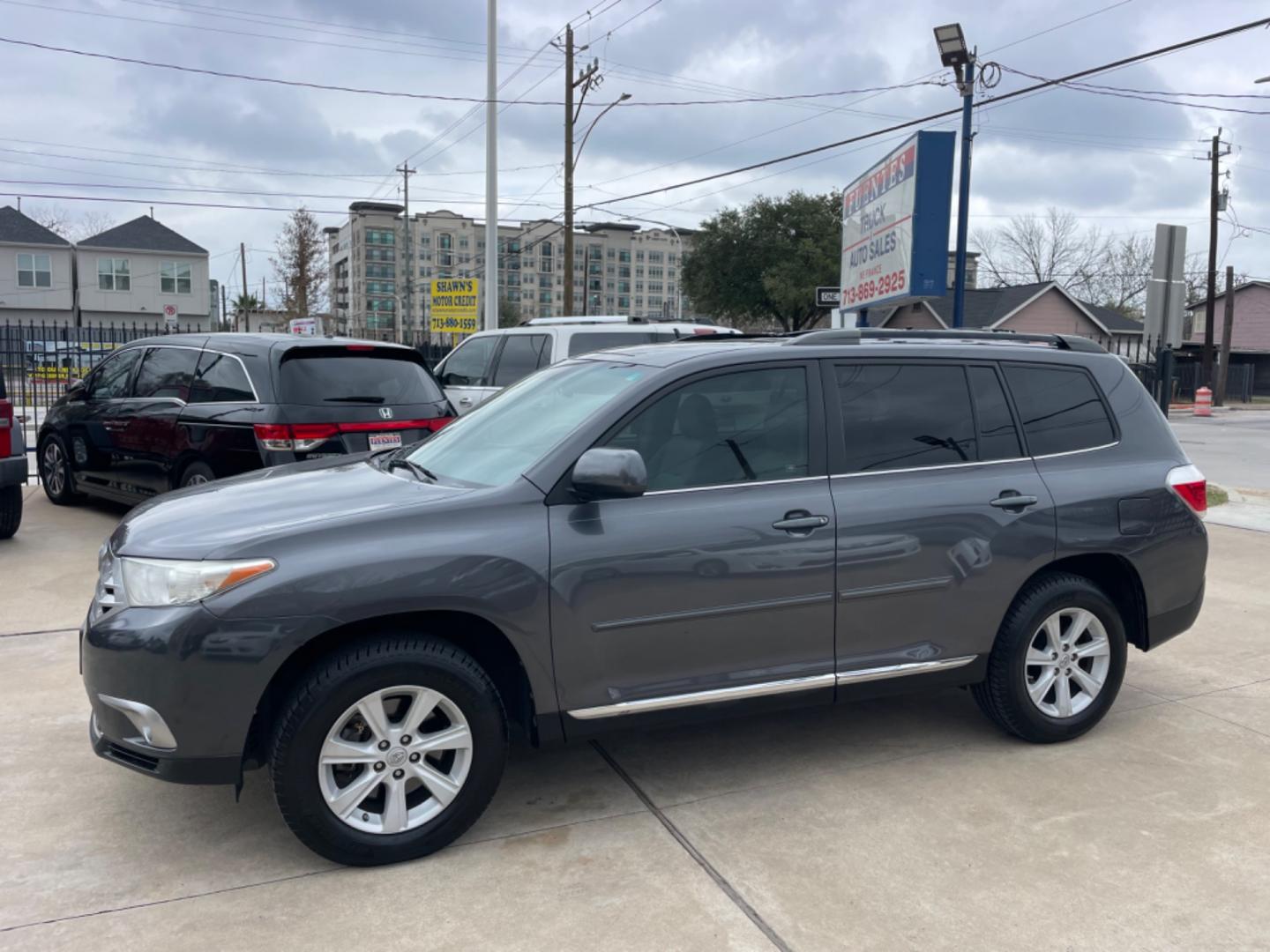 2013 Gray /Silver Toyota Highlander (5TDZK3EH0DS) with an V6 engine, Automatic transmission, located at 1501 West 15th St., Houston, 77008, (713) 869-2925, 29.797941, -95.411789 - Photo#0